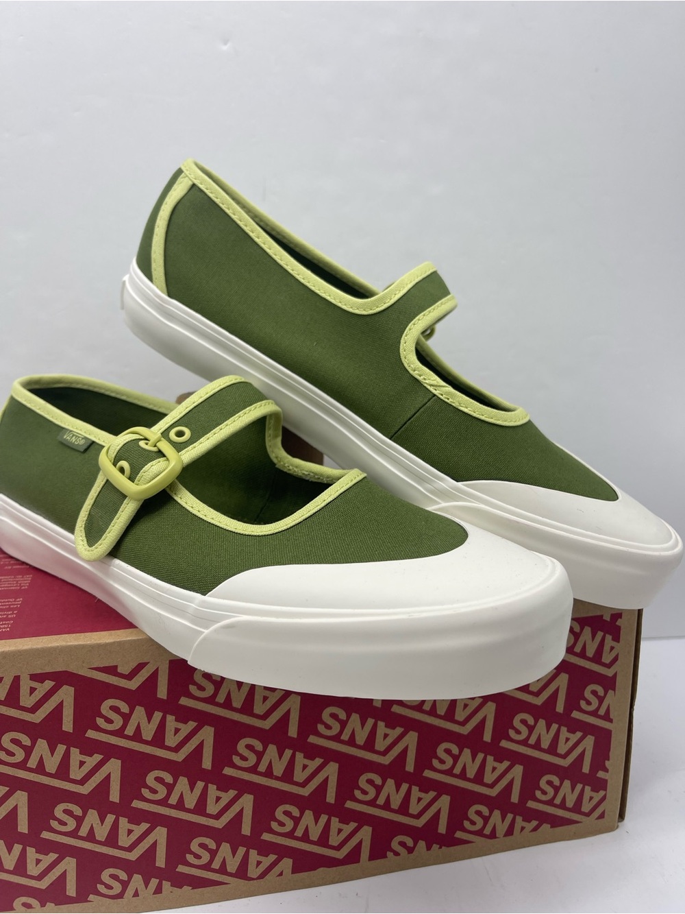 Vans WMNS Sz 8.5 Mary Jane Ballerina Green
VN000CRRCX1 Sandals Sneakers - Picture 2 of 16